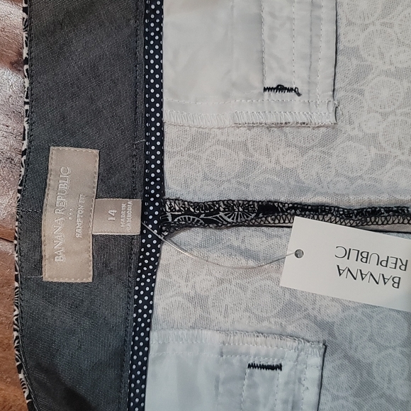 NWT black and white short with bicycle print - Picture 2 of 4